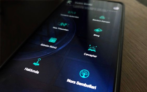 Rün mobil uygulaması — telefonda parlayan kadim rün sembolü